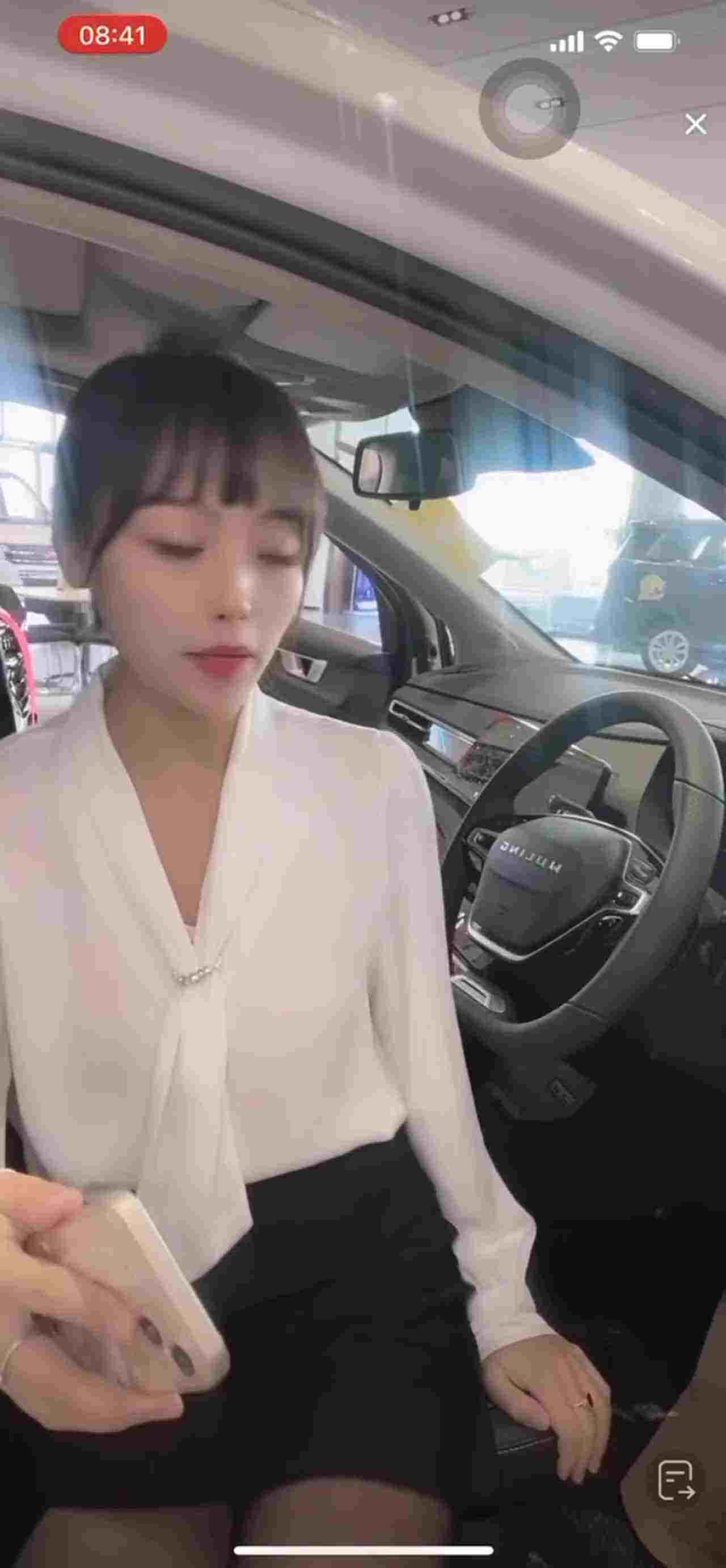  抖音快手走光系列-女销售走光 的剧照5