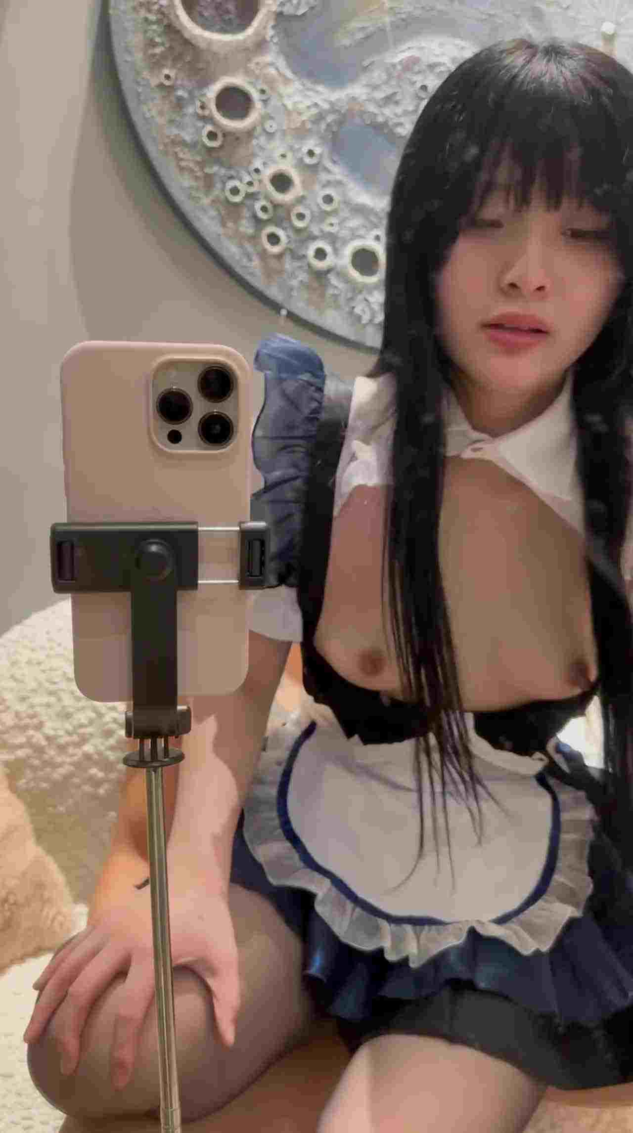  【精神小妹下海创业！】超清纯反差玩推创业卖视频，被操到腿抽筋，逼都疼的受不了，还咬着牙拍完视频 的剧照9