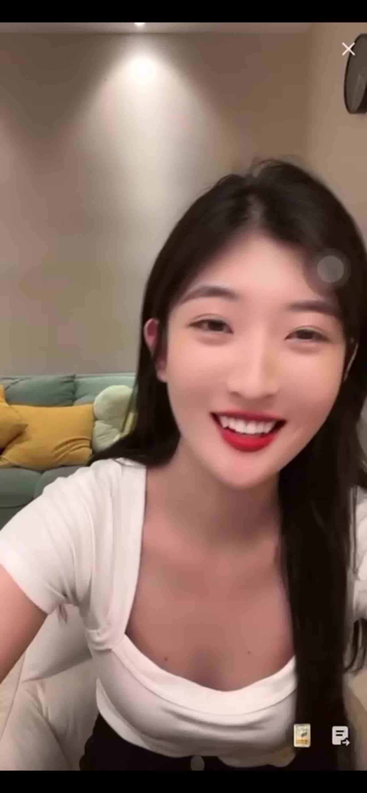  抖音走光-居家直播 的剧照6