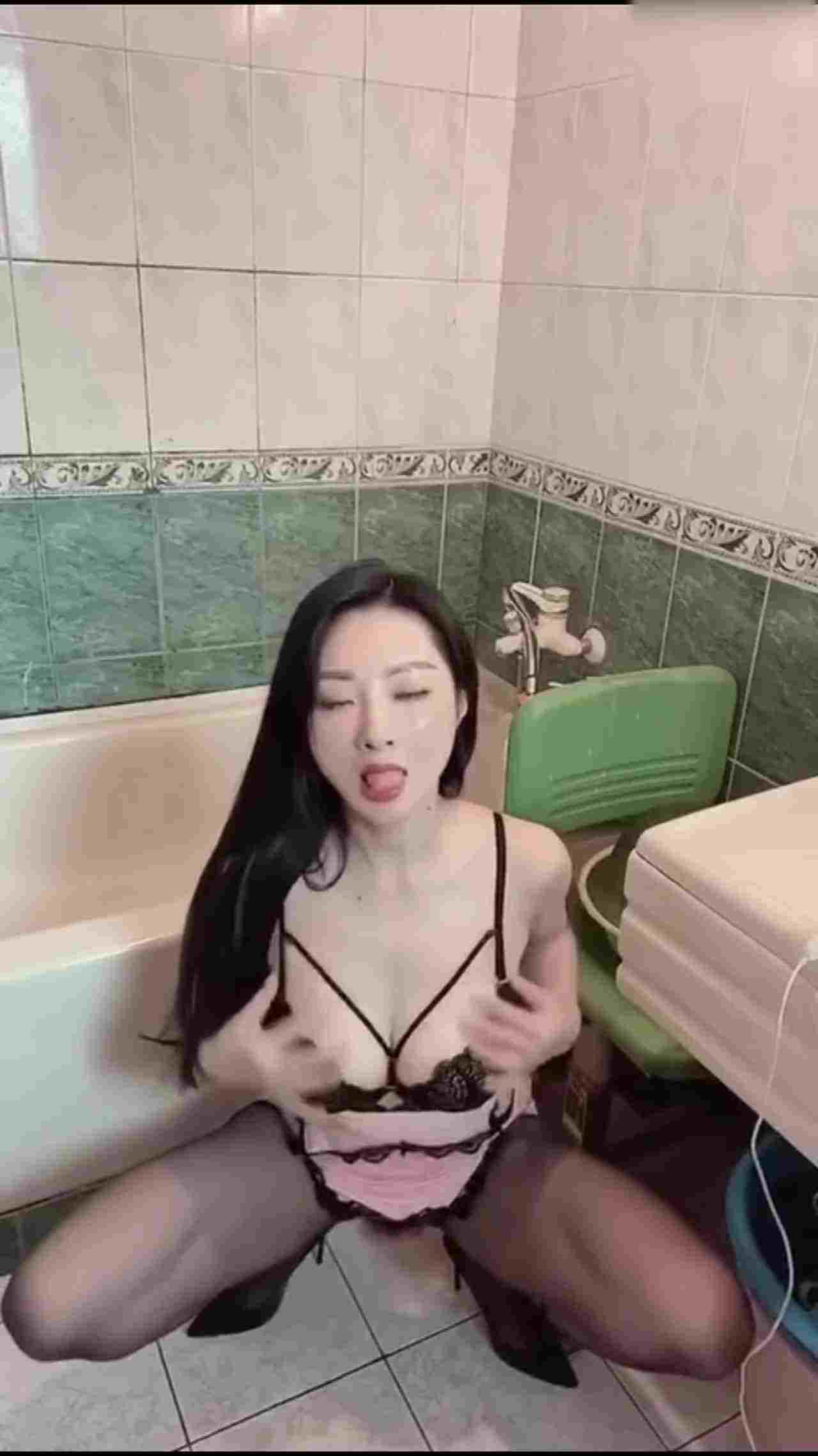  九头身平面模特御姐『EvE依然』肥臀大奶 长腿高跟 脸穴同框自慰玩穴 开档骚丝袜 高清 的剧照1